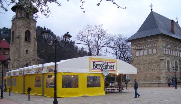 Bodega ambulanta amplasata deasupra cimitirului medieval