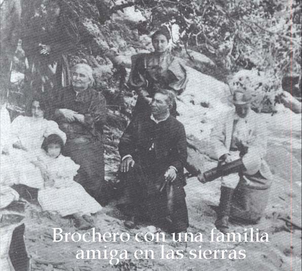 con una 

familia amiga