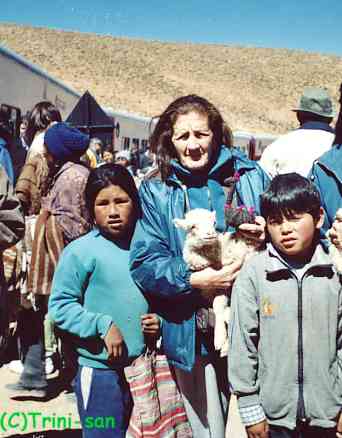 Ni&ntilde;os con sus animales en La Polvorilla