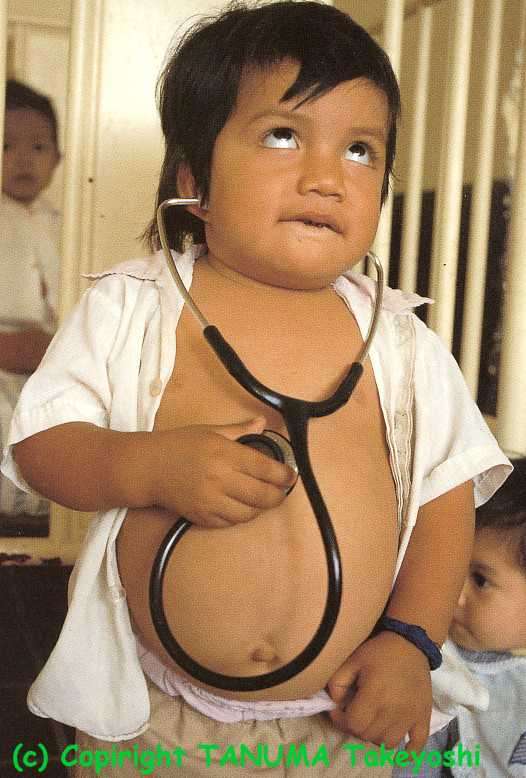 Ni&ntilde;o escuchando su coraz&oacute;n, Guatemala 1991