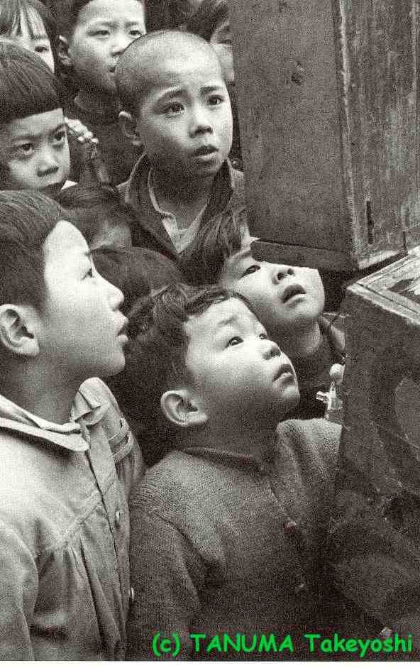 Ni&ntilde;os mirando el kami-shibai