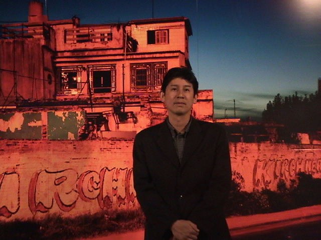 Momose frente a su mural