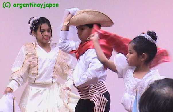 Ni&ntilde;os bailando