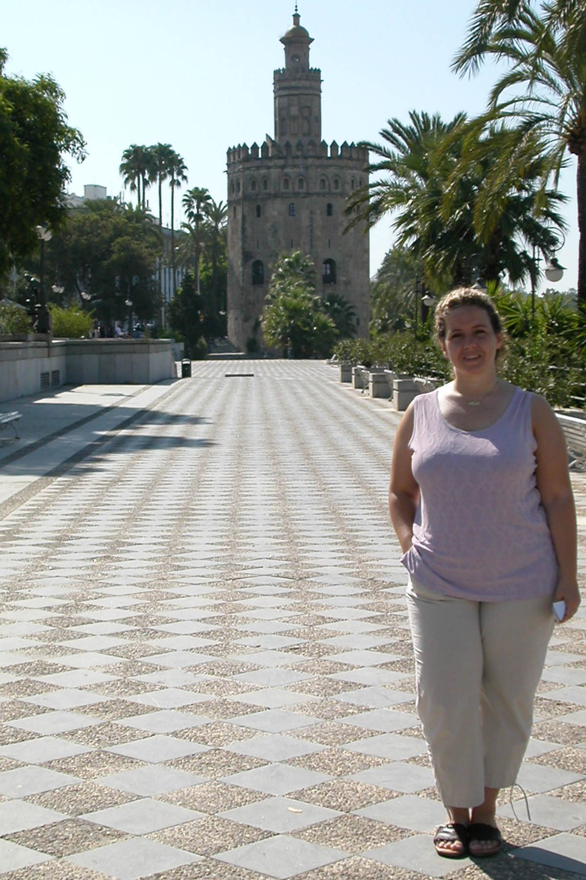 Esta soy yo junto ante la torre del Oro