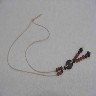 Colar um fio com sementes de jatob� e a�a�