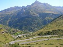 Tras pasar Gavarnie, las rampas son m&aacute;s duras y el paisaje cambia