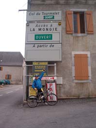 Delante del cartel de comienzo de puerto, Saint Marie de Campan