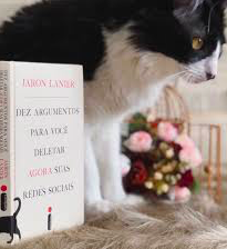Um gato acompanha o livro Dez Teses para Abandonar as Redes Sociais, de Jaron Lanier