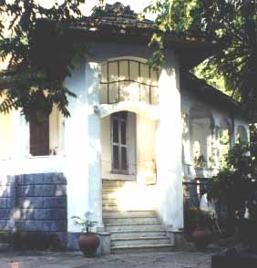 Escada de entrada da Casa do Bar&atilde;o  (  jpg  13  k  )