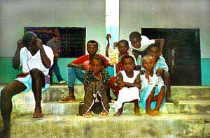 Ni&ntilde;os en la estaci&oacute;n