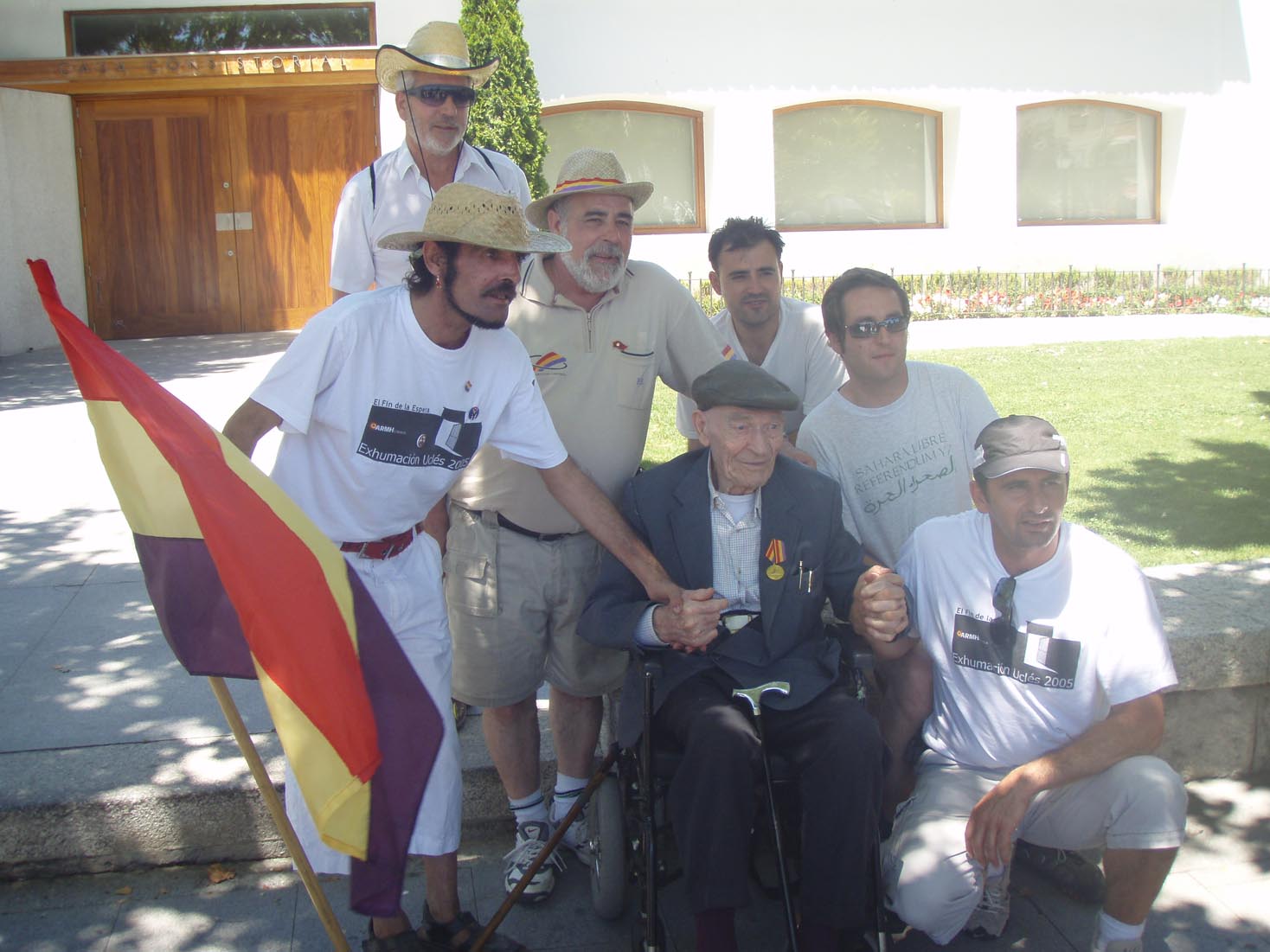 Miembros del Ateneo Republicano de Fuenlabrada con el Brigadista irland�s Bob Doyle