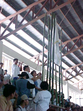 091001_Intrams01_Opening_Pres Raising Banner.JPG (66529 bytes)