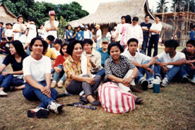 Alay Lakad Sitting.JPG (99323 bytes)