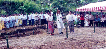 Groundbreaking_Dr. Palma Planting Salt.jpg (76848 bytes)