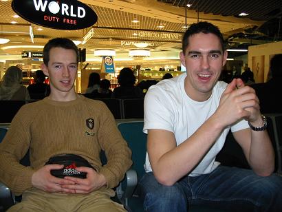 Vegard og Runar paa flyplassen i Hong Kong