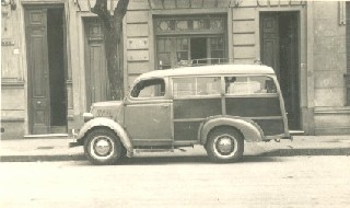 Primera carrocer&iacute;a realizada por Cavallotti , en la puerta del taller original de la calle Zapic&aacute;n