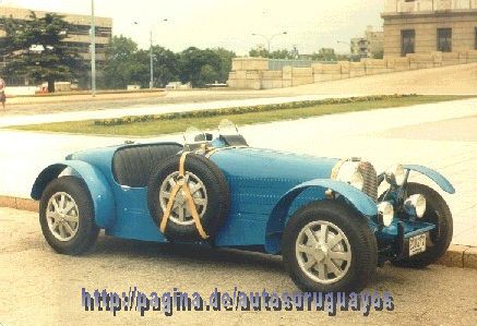 "La Bugataunus" en las escalinatas del Palacio Legislativo.