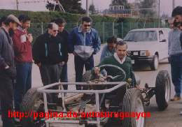 Regusci a los mandos del auto propulsado a aire comprimido