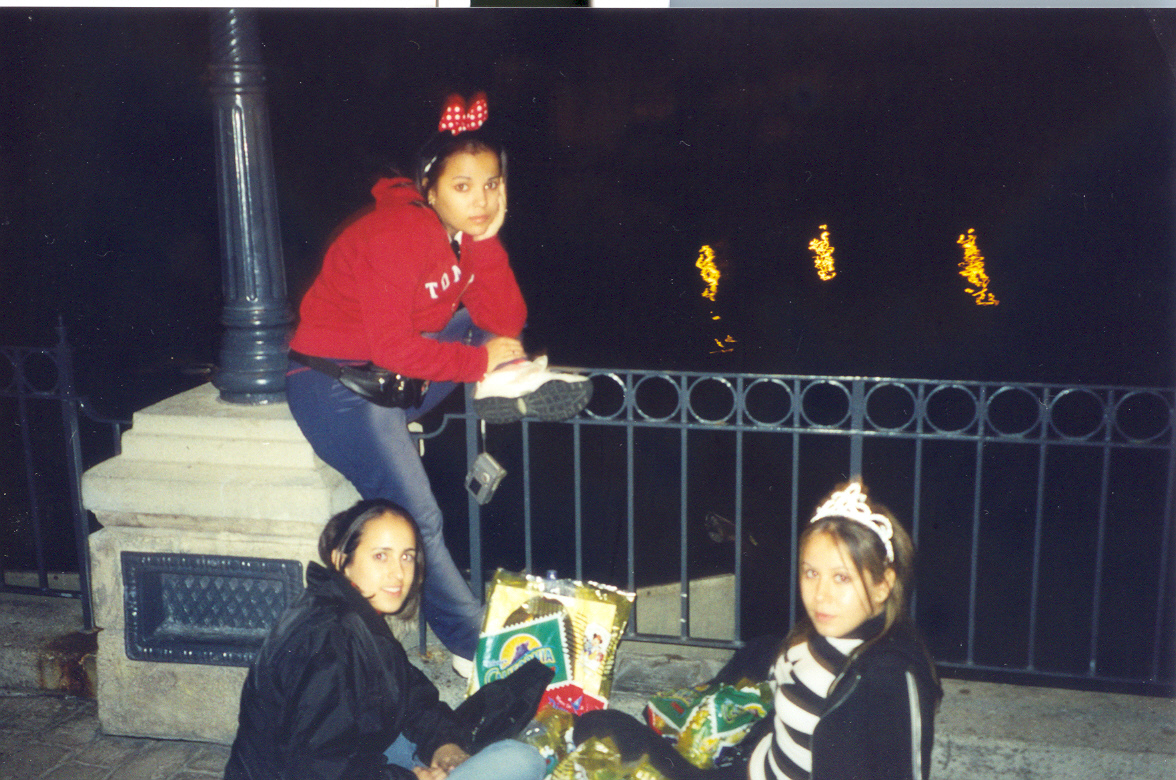 en Disneyland esperando al show de luces