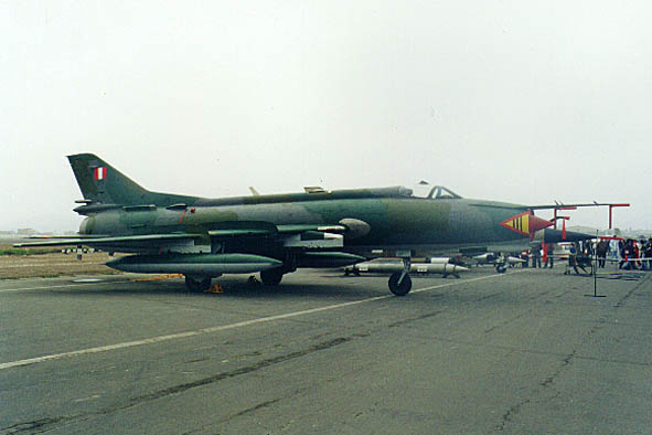 Sukhoi 22A Fitter-F peruano con su esquema t�ctico en color mim�tico apto para camuflarse en la selva