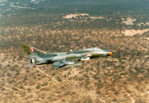 Sukhoi 22M Fitter J peruano con su nuevo esquema t�ctico en color verde claro y oscuro.