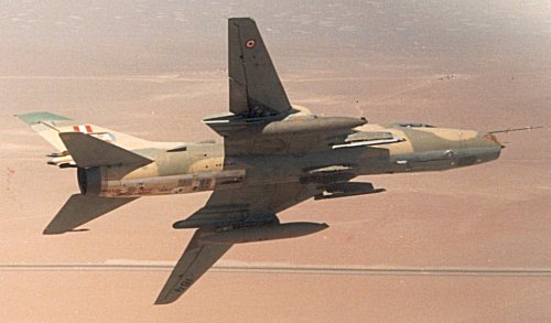 Sukhoi 22 peruano con su esquema t�ctico en color arena y marr�n terroso