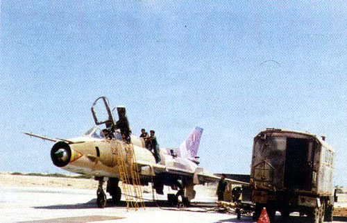Sukhoi 22U Fitter G biplaza peruano con capacidad de combate, con su anterior esquema t�ctico en arena y marr�n