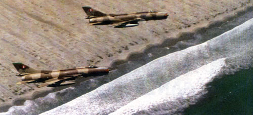 Foto: Pareja de Su-22A Fitter F peruanos sobrevuelan costas peruanas.