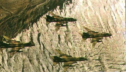 Vuelo en formaci�n de aviones supers�nicos peruanos de combate Sukhoi Su-22M Fitter J.