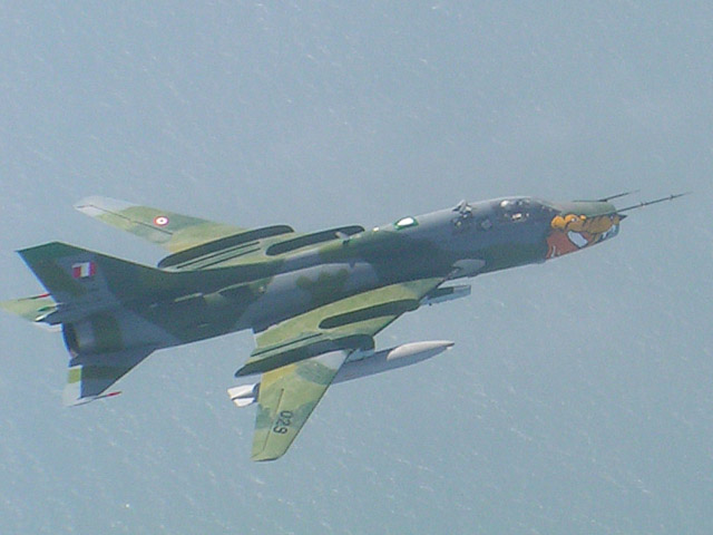 Sukhoi 22M Fitter-J peruano con su esquema t�ctico en color mim�tico apto para camuflarse en la selva