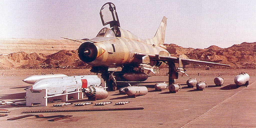 Sukhoi 22M Fitter-J peruano con su esquema t�ctico en color mim�tico des�rtico