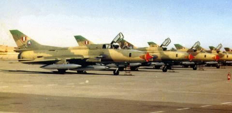 Escuadr�n, desplegado en l�nea de vuelo, de aviones cazabombarderos interdictores supers�nicos Sukhoi Su-22M Fitter J con esquema t�ctico mim�tico des�rtico
