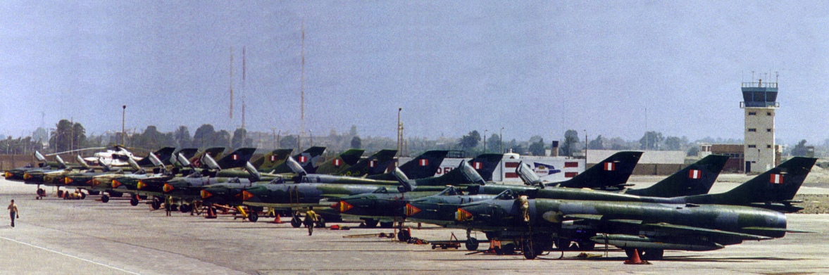 L�nea de vuelo de 13 aviones peruanos Sukhoi 22M Fitter-J con sus esquemas t�cticos en colores mim�ticos para camuflarse en la selva