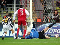 Del Piero scores the match-winner against Bayern Munich after Kahn spills Ibrahimovic's shot