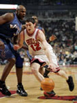 Hinrich dribbles against Haywood