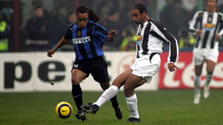 Juventus' Emerson passes the ball under pressure from Inter's Edgar Davids