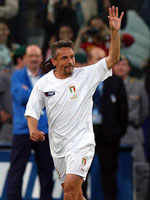 Italy's Roberto Baggio waving to the crowd before the match