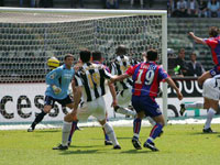 Zalayeta heads in the second goal
