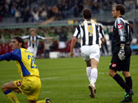 Ibrahimovic finishes the third goal in Juventus' 3-0 win