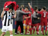 A dejected Del Piero hangs his head as Liverpool players celebrate in the background
