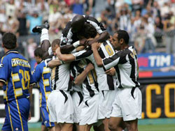 Juventus celebrates Del Piero's goal.