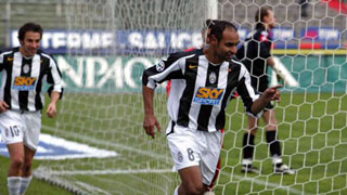 Brazil national squad captain Emerson scores Juventus' second