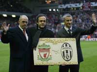 Michel Platini and Ian Rush holding up the banner of friendship