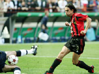 Buffon saves Inzaghi's shot with the back of his thighs ..