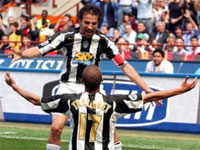 .. while Trezeguet runs to celebrate the goal with provider Del Piero.