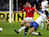 Zambrotta tackles Jan Gunnar Solli