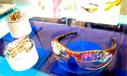 Accessories-inspired (sunglasses?) concept phones