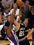 Duncan shoots over Stoudemire