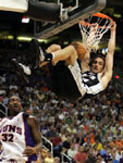 Ginobili dunks as Stoudemire watches
