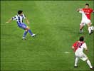 Porto's Deco scores to make it 2-0